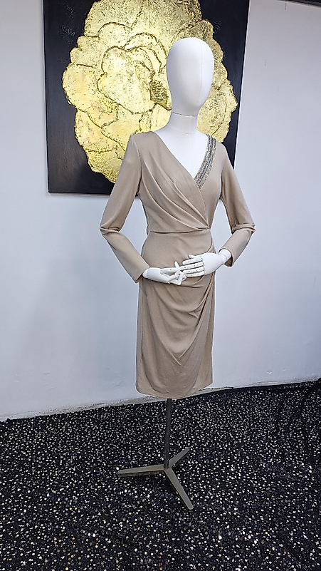 Yakası Taşlı Elbise