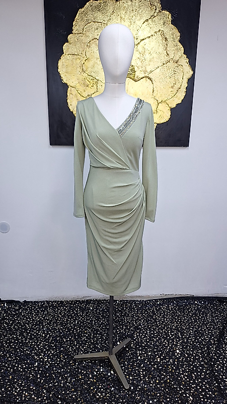 Yakası Taşlı Elbise