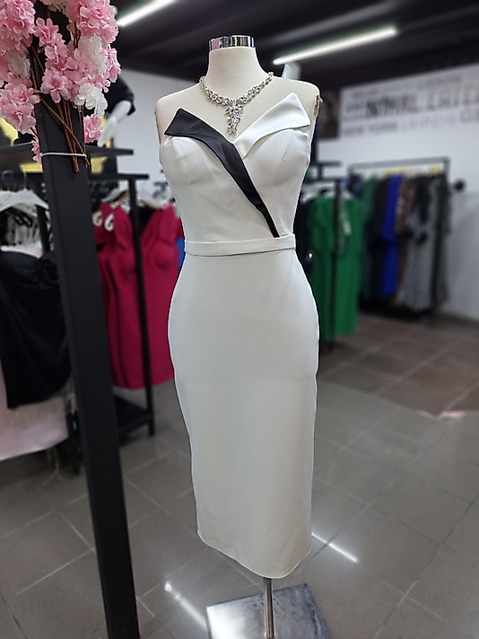 Kolyeli Beyaz Elbise