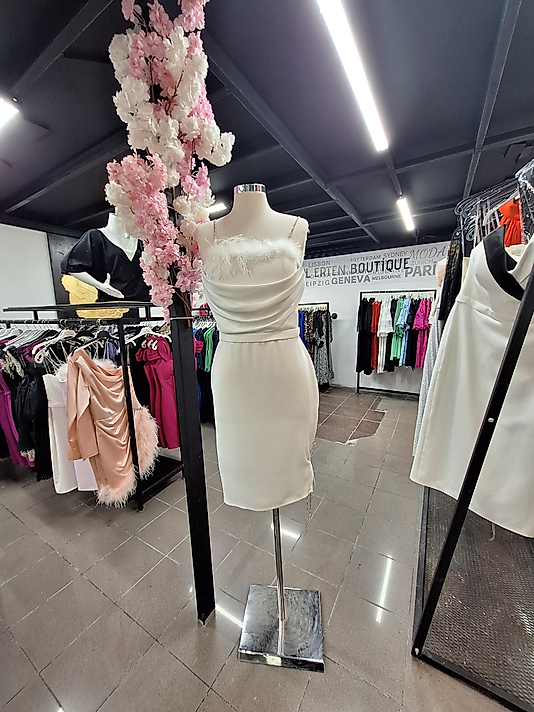 Beyaz Saten Elbise. Taş Zincir